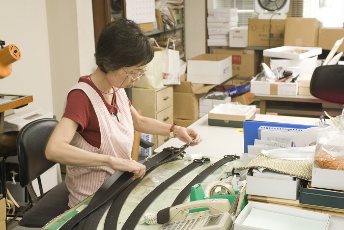ベルトの検品の様子